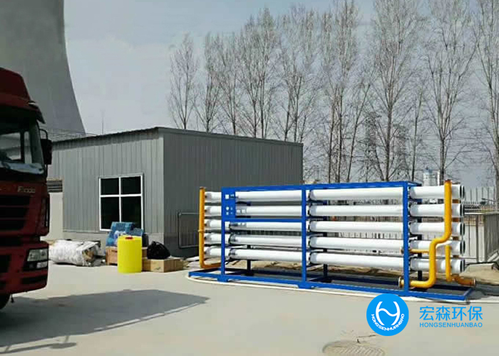造紙工業廢水主要來源於分製漿和抄紙兩個生產過程。製漿產生的廢水，汙染為嚴重，洗漿時排出廢水呈黑褐色，其中汙染物濃度很高，BOD高達5～40 g/L，含有大量纖維、無機鹽、色素和大量的酸堿物質。抄紙機排出的廢水，其中含有大量纖維和在生產過程中添加的填料和膠料。同時造紙過程中還需要加入一些必要的化學助劑，加重了對水體的汙染造紙汙