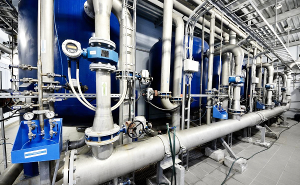 電廠冷卻循環水係統簡介<br />
1.電廠冷卻循環水係統是電力生產的核心配套係統，主要為凝汽器、發電機、變壓器及鍋爐輔機等關鍵設備提供冷卻服務，是保障機組高效穩定運行、避免設備
